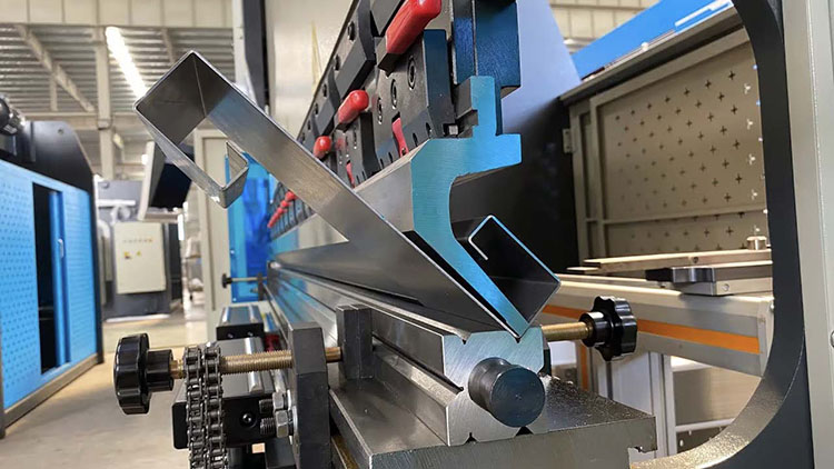 如何通过独立站助力数控折弯机企业快速获取外贸订单：广州千韧科技的成功经验解析