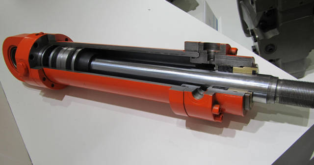 如何通过外贸网站提升挖掘机液压油缸的海外销售？